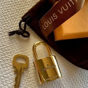 Louis Vuitton Working Gold Padlock. Key Holder, polished, Necklace charm